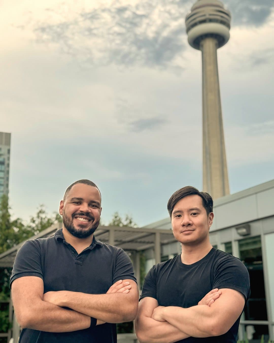 Andrew Dillion-Walshe und Kevin Hung, die InkDesk gegründet haben, mit verschränkten Armen nahe dem CN Tower in Toronto