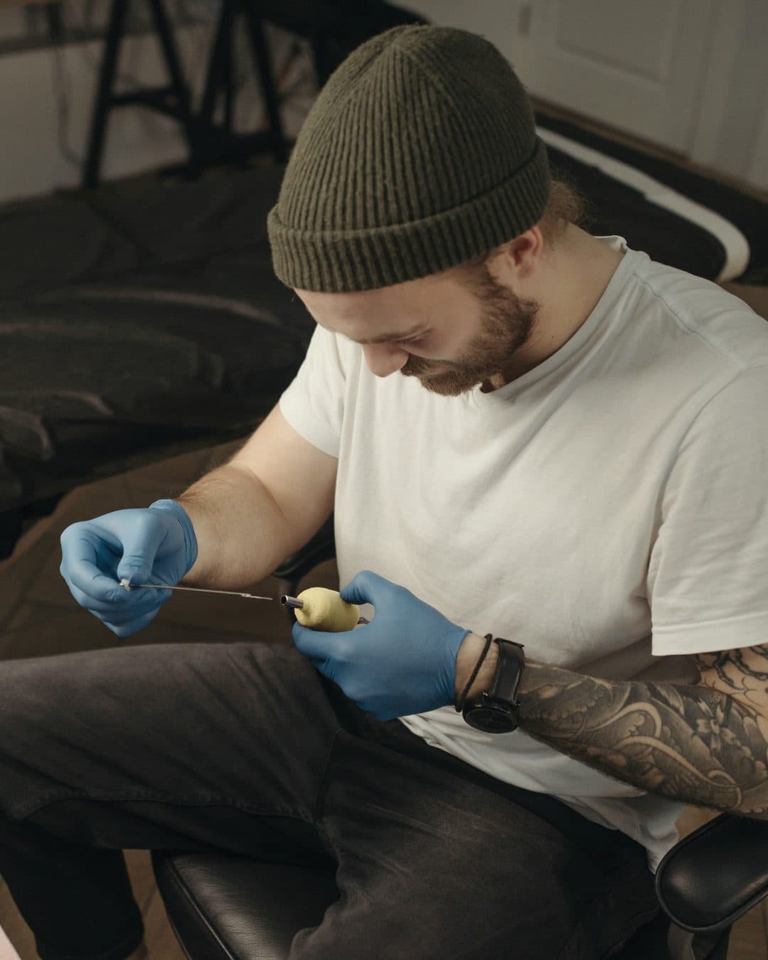 Um tatuador prepara a bancada antes de uma sessão